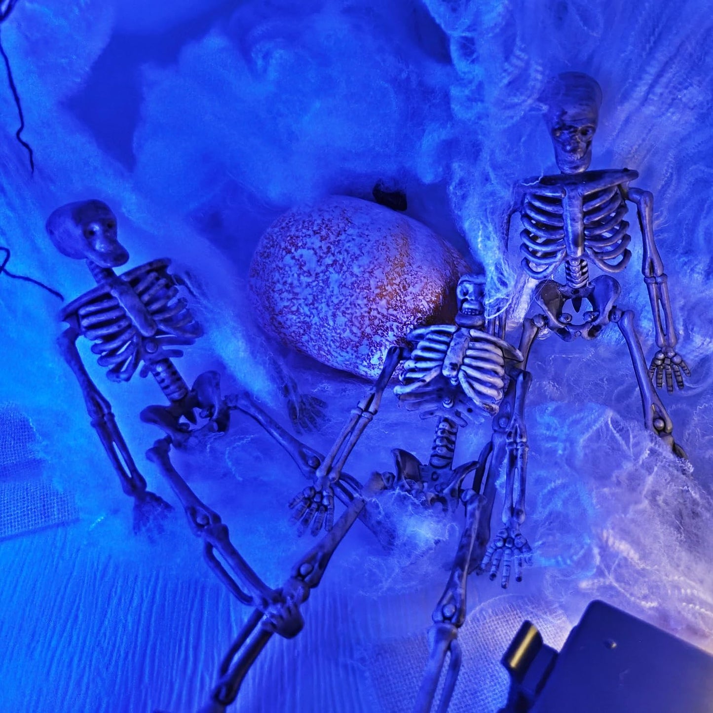 24 Pcs mini skeleton halloween decoration With hemp rope,6”small plastic posable halloween tiny skeleton figurines decor for Halloween Indoor Outdoor Graveyard Decor Haunted House Party Favors